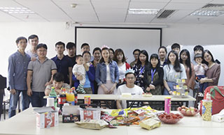 美迪網(wǎng)店培訓(xùn)學(xué)院生日聚會(huì)集體合照